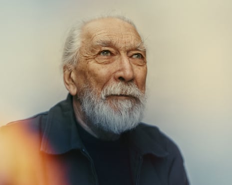 O autor britânico M. John Harrison fotografado no pub Sun Inn em Barnes, Londres, Inglaterra, 6 de maio de 2026.