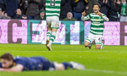 Kyogo Furuhashi celebra después de que su tiro es desviado para duplicar la ventaja del Celtic.