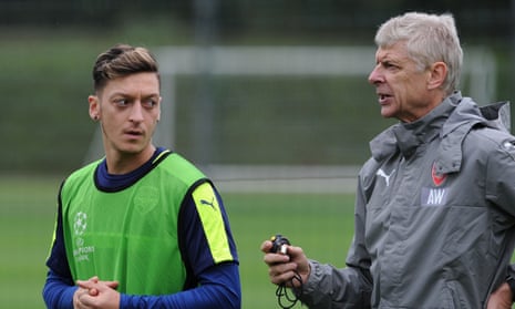 Mesut Özil chats with Arsène Wenger
