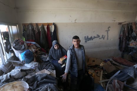 People evacuate their belongings following an Israeli attack on a school sheltering displaced Palestinians in Deir al-Balah, Gaza on December 31, 2023.