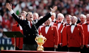 Max Boyce cantando con un coro antes del partido de las 5 Naciones contra Inglaterra en el estadio de Wembley el 11 de abril.