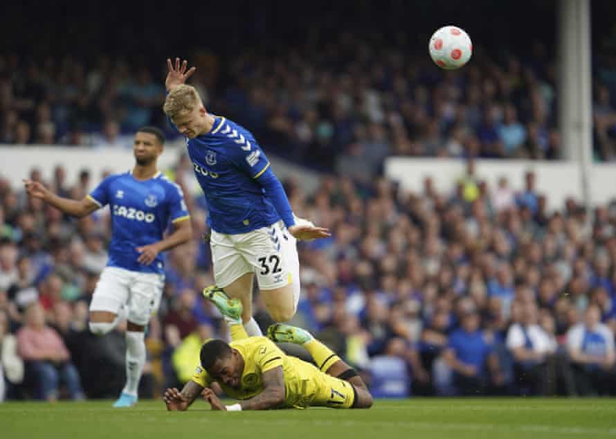 Brentford’s Ivan Toney, bottom, challenges for the ball with Everton’s Jarrad Branthwaite.