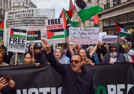 Οι διαδηλωτές κρατούν παλαιστινιακές σημαίες και πλακάτ υπέρ της Παλαιστίνης κατά τη διάρκεια της διαδήλωσης στην Regent Street. Χιλιάδες άνθρωποι πραγματοποίησαν πορεία αλληλεγγύης προς την Παλαιστίνη καθώς ο πόλεμος Ισραήλ-Χαμάς εντείνεται.