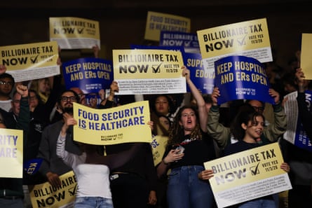 people hold signs that say âÂÂbillionaire tax nowâÂÂ