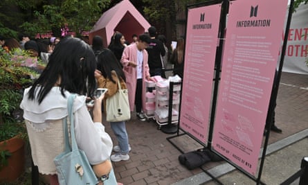 طرفداران BTS یک فروشگاه پاپ آپ اختصاص داده شده به گروه در سئول را مرور می کنند.