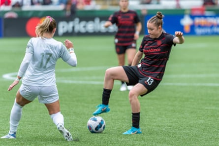 Le milieu de terrain des Portland Thorns, Olivia Moultrie, dribble le défenseur de la fierté d'Orlando Courtney Petersen lors du match NWSL de la saison dernière au Providence Park de Portland en juin 2022.
