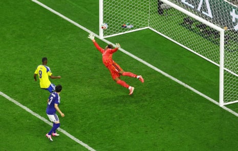 Anthony Elanga scores a brilliant equaliser for Sweden.
