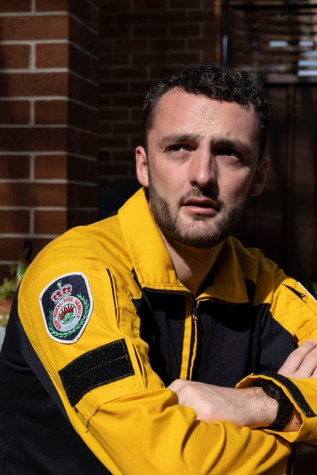 Ash Morrow는 소방복을 입고 있습니다.