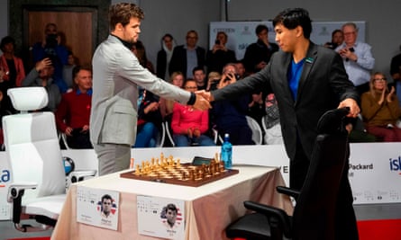 Wesley So (right) shakes hands with Magnus Carlsen at the World Fischer Random Championship Chess final.