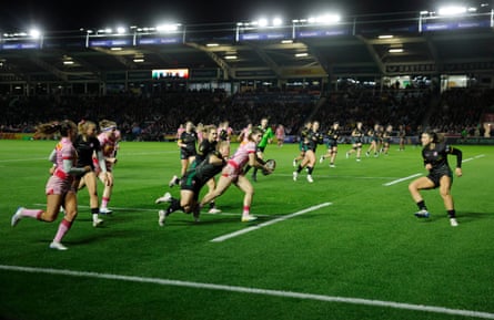Clàudia Peña, of Harlequins, tries to beat the tackle of Alev Kelter.