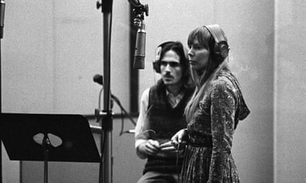 James Taylor and Joni Mitchell in 1970 recording backing vocals on Tapestry.