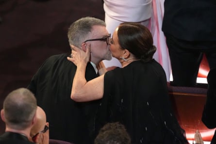 Anderson and Maya Rudolph kiss in the audience.