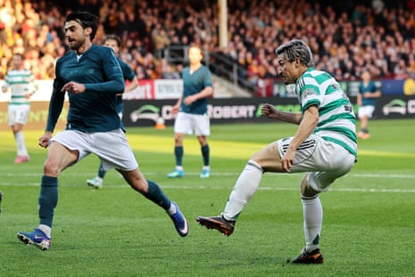 Daizen Maeda levels it for Celtic at Motherwell.