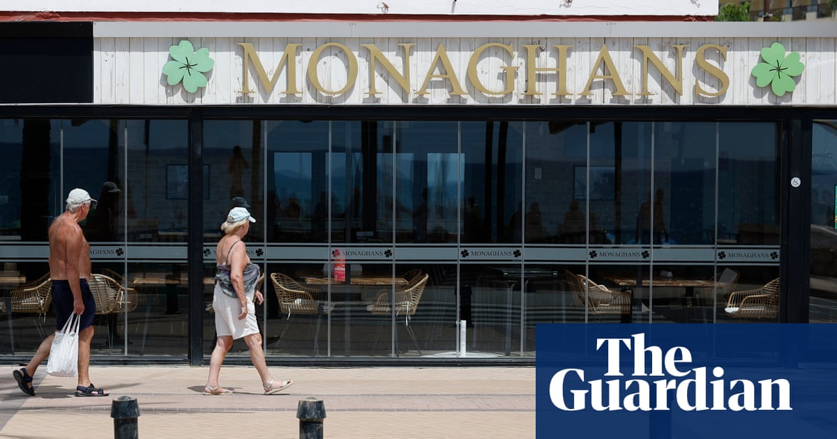 Two Scottish men shot dead outside Irish bar in southern Spain