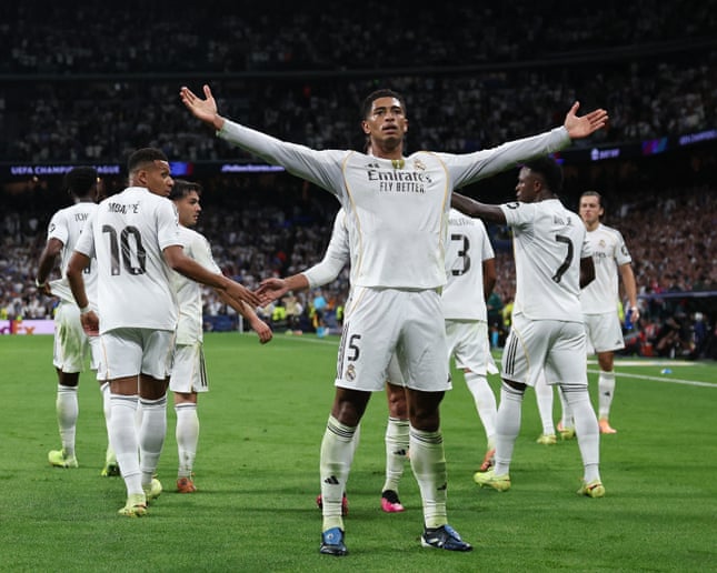 Vinicius Jr. tenta finalizar contra a defesa da Juventus