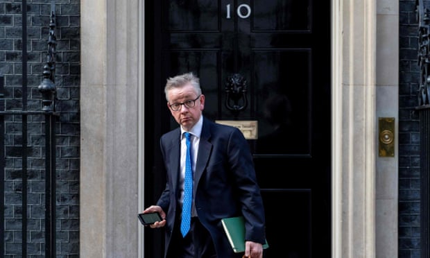 Michael Gove takım elbiseli ve kravatlı 10 Downing Street'ten ayrılırken fotoğraflandı