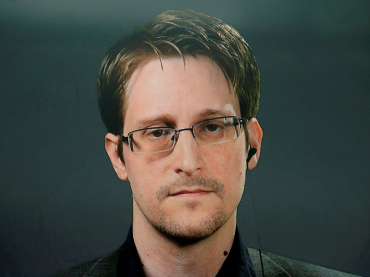 Edward Snowden gets Russian passport after swearing oath of ...