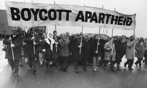 Los manifestantes marchan sobre Twickenham para expresar su oposición al régimen del apartheid.