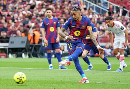 Raphinha scores a penalty against Sevilla