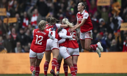 Stina Plakstenius celebra el gol en la victoria del Arsenal