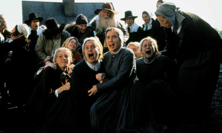 Winona Ryder (middenvoor) in de verfilming van The Crucible uit 1996.