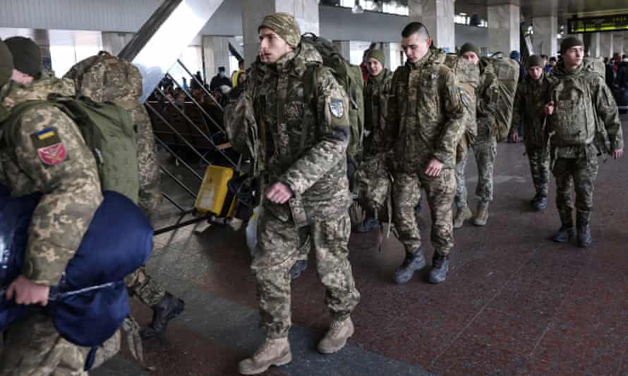 Ukrainian soldiers at Kyiv central train station