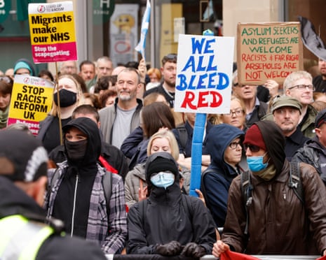 Solicitantes de asilo esperando en la fila
