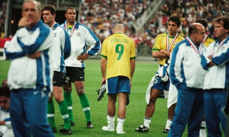 Ronaldo (9) y sus compañeros de Brasil están abatidos tras su derrota por 3-0 ante Francia en la final de 1998.