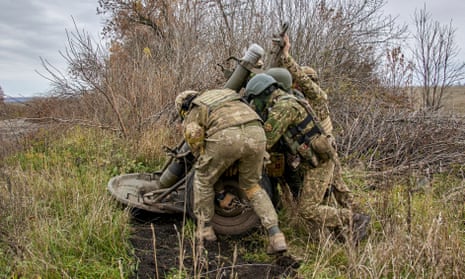 Servicemen of Ukrainian National Guard prepare mortar for shelling in the Kharkiv region.