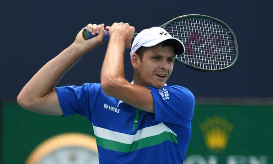 Hubert Hurkacz en route to defeat Jannik Sinner 7-6 (4), 6-4