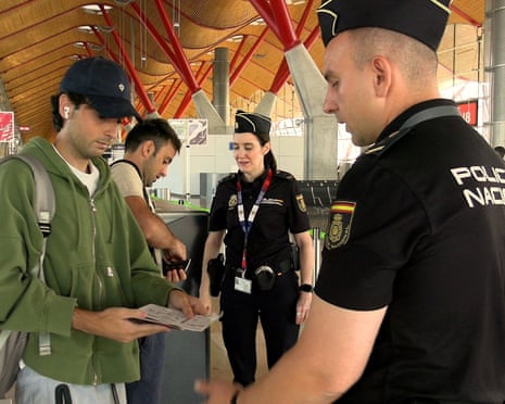 Spanish police check documents of travellers from Italy at Madrid Barajas airport, 8 August 2026, after a dispute between the two countries.