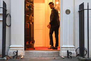 Sunak returns to 11 Downing Street after lighting the lamps.