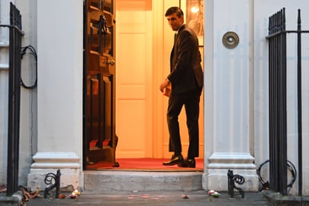 Sunak returns to 11 Downing Street after lighting the lamps.