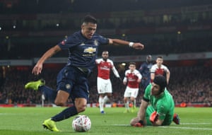 Manchester United’s Alexis Sánchez beats Arsenal goalkeeper Petr Cech to score the opening goal as United win 3-1. United have won six matches at the Emirates, more than any other visiting side has managed since Arsenal moved there at the start of the 2006-07 campaign.