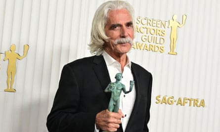 Sam Elliott pose avec le prix de l'acteur masculin exceptionnel dans un téléfilm ou une mini-série pour 1883.