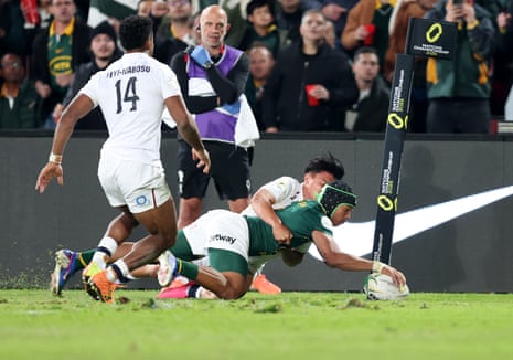 Kurt-Lee Arendse scores a try