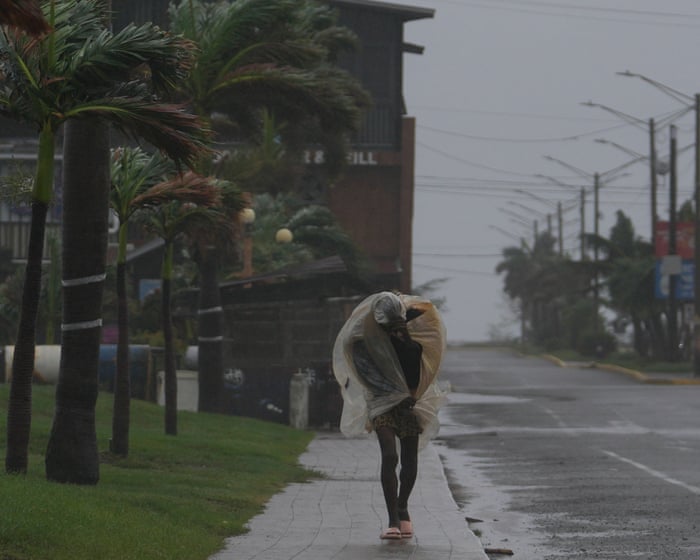 Hurricane Melissa makes landfall in Jamaica – video