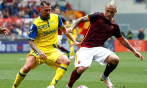 Radja Nainggolan keeps the ball while under pressure from Fabrizio Cacciatore during Roma’s 3-0 win against Chievo at the weekend.
