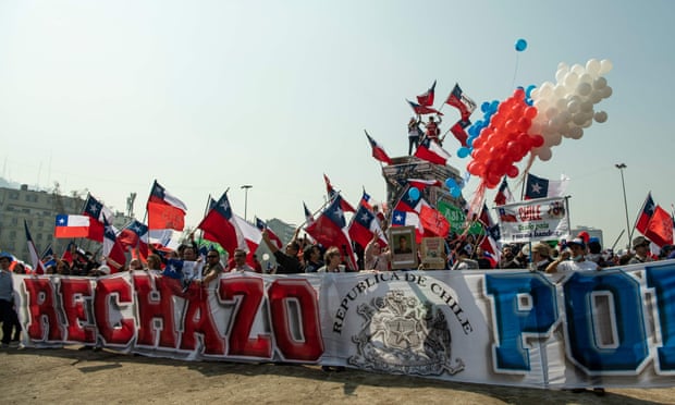 La gente protestó contra el borrador de la nueva constitución en Santiago durante el fin de semana.