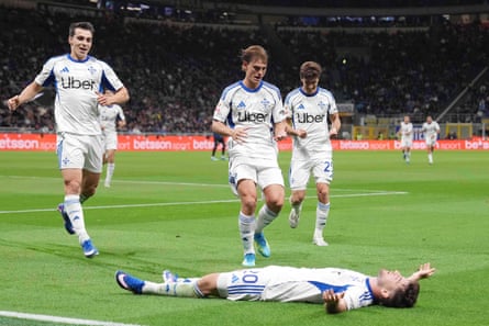 Como's Martin Baturina celebrates aft scoring against Inter