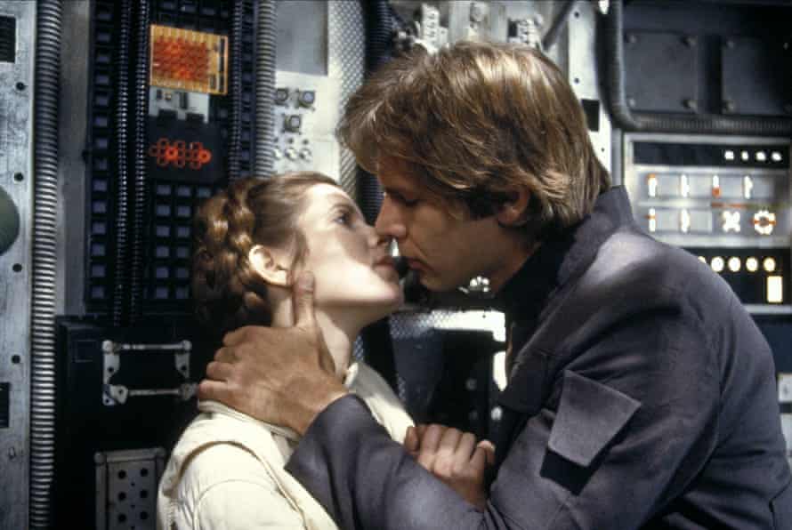 A színészek Carrie Fisher és Harrison Ford csókolóznak A Birodalom visszavág című filmben