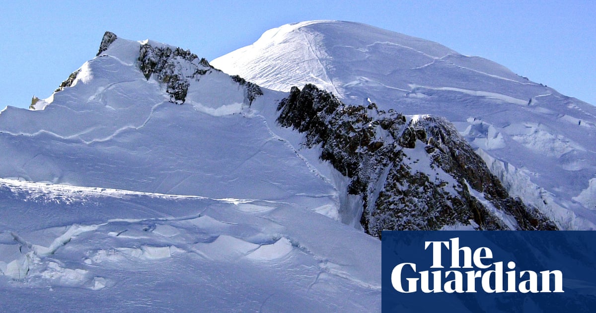 Двама са били част от групово каране на ски извън