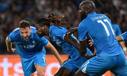 André Zambo Anguissa célèbre son but décisif avec son coéquipier Romelu Lukaku!