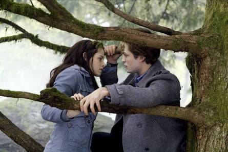 Kristen Stewart and Robert Pattinson in Twilight (2008).