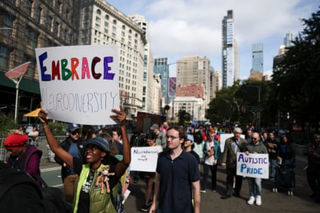 افرادی که تابلوها را در دست دارند