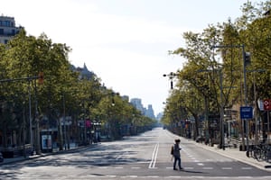 An almost empty Gracia Street