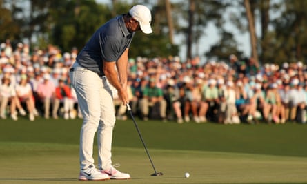 Rory McIlroy putts the birdie to win the 2025 Masters.