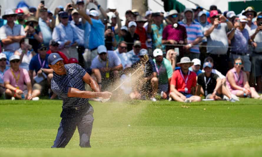 Tiger Woods a admis que sa jambe lui causait de l'inconfort après avoir affiché un score supérieur à la normale de 74.