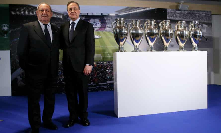 Paco Gento (left) with his six European Cups (and Florentino Pérez).