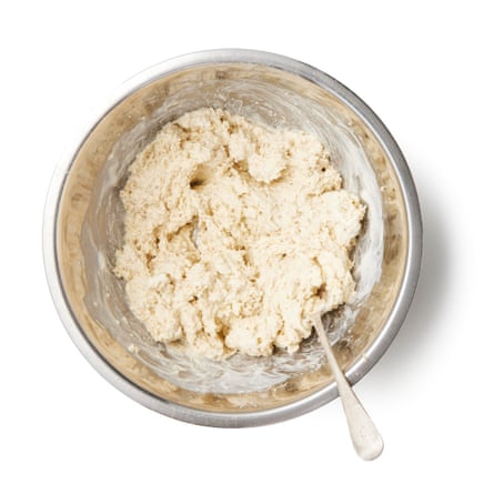 Pürüzsüz bir hamur elde edene kadar sadece ayran ekleyin.